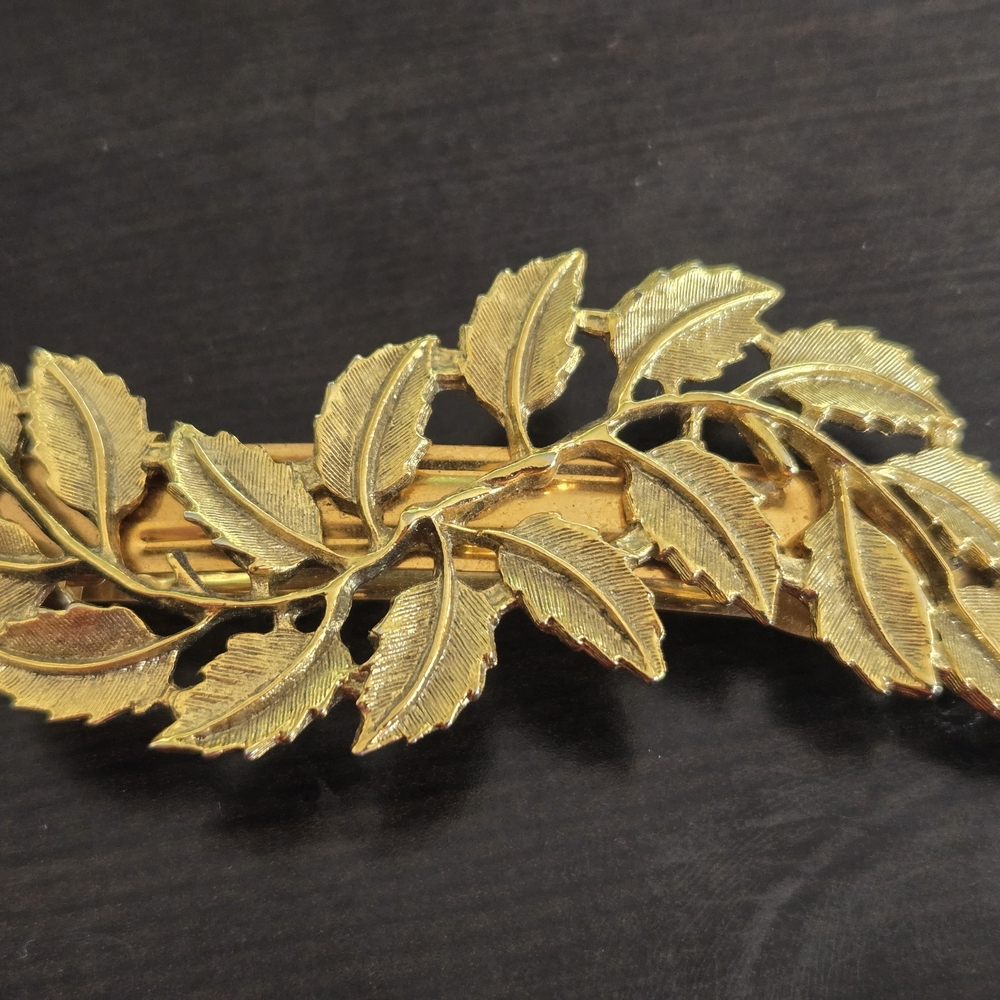 Elegant Gold Leaf Brooch